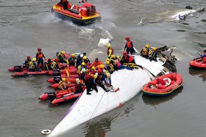 Число жертв крушения самолета на Тайване выросло до 32