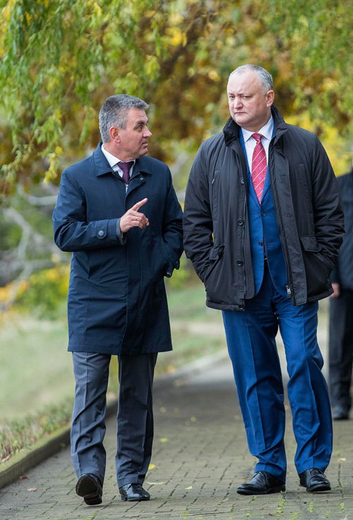 Игорь Додон (справа) беседует с Вадимом Красносельским во время их встречи в резиденции Голерканы, Молдова, 29
октября 2019.
