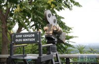 Скульптуру "Режиссер" в Мариинском парке посвятили Сенцову в день его рождения