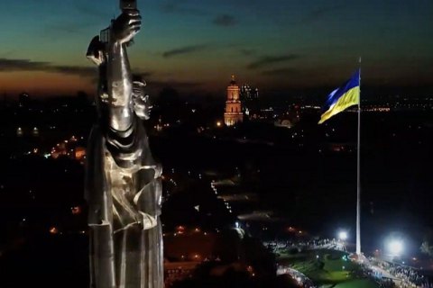 Найбільший прапор України приспустять через сильний вітер