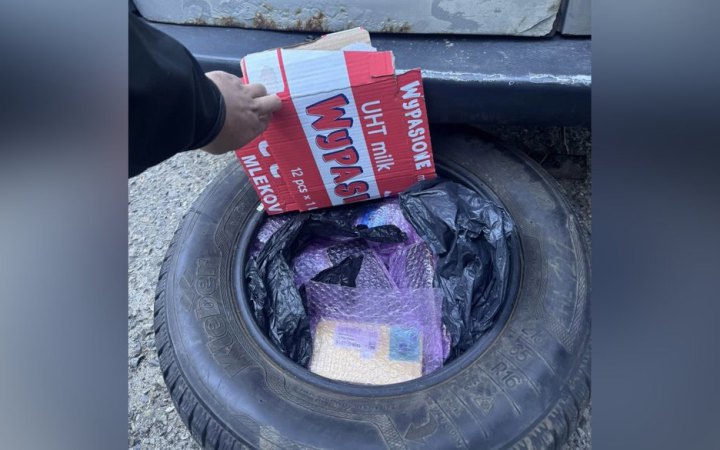 На Львівщині митники виявили в запасному колесі авто понад 180 айфонів