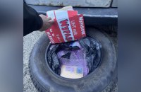 На Львівщині митники виявили в запасному колесі авто понад 180 айфонів