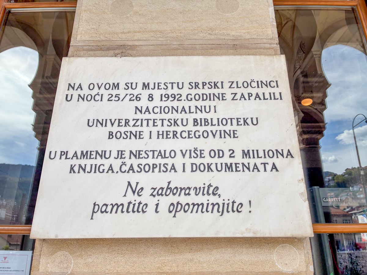 Пам'ятна табличка на стіні вічниці про знищену бібліотеку