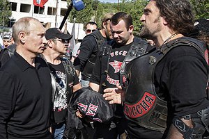 Неизвестные на бронемашине напали на дружественный Путину байкерский клуб 