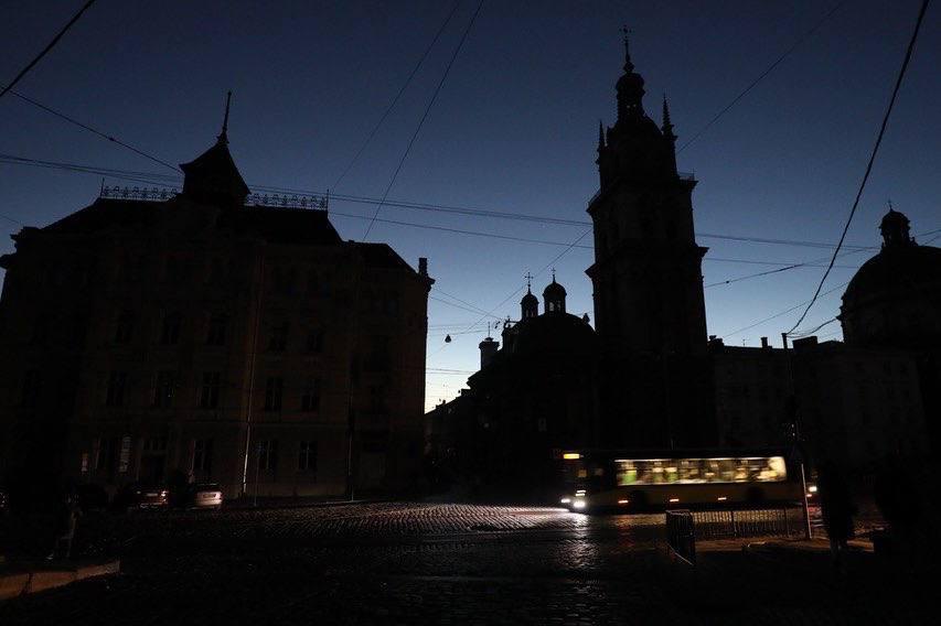 Вечірній Львів без електроенергії після обстрілів 10 жовтня 2022.