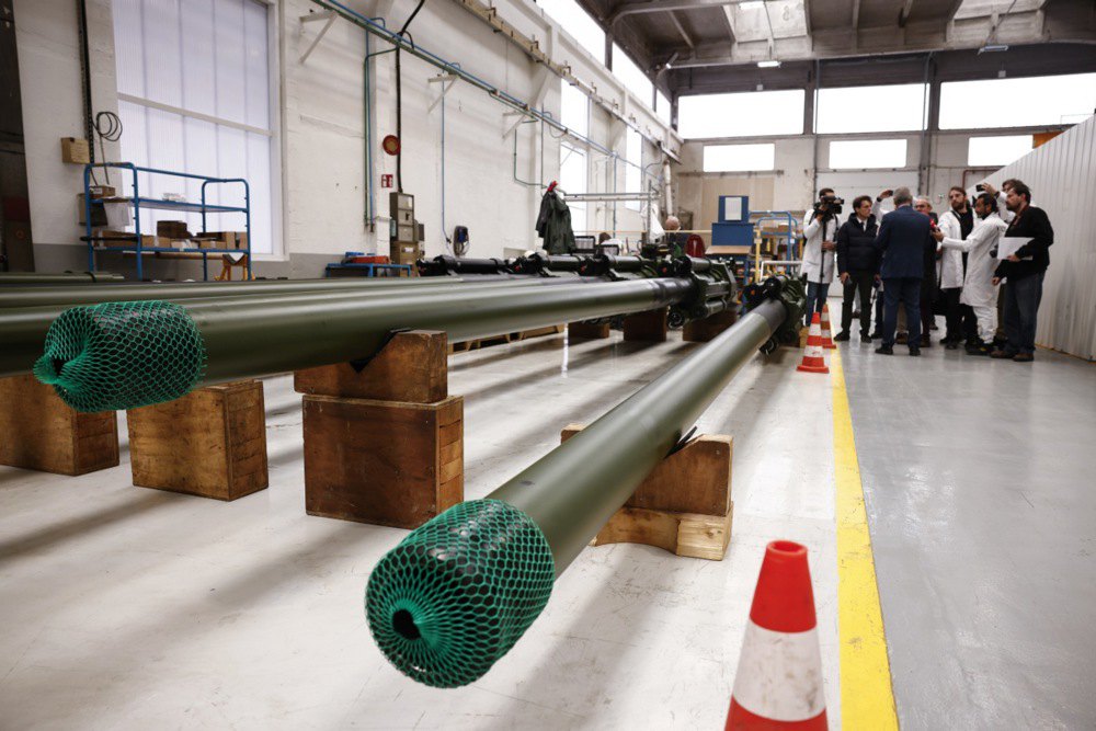 Виробництво самохідної гаубиці CAESAR на франко-німецькому заводі KNDS у Бурже, Франція, 21 березня 2025 року.