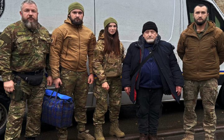 "Білі янголи" евакуювали літнього чоловіка з Куп'янська Харківської області