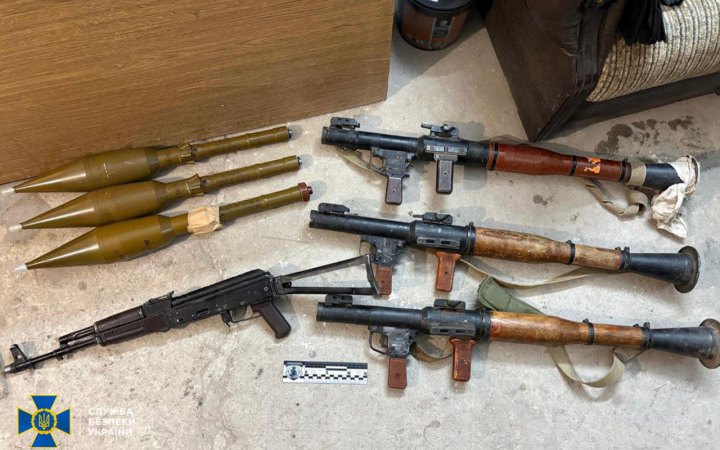 Продавці “трофейної зброї”: СБУ вилучила автомати Калашникова, гранатомети та ящики з набоями 