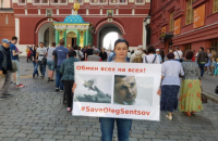 В Москве задержали двух участниц акции в поддержку Сенцова