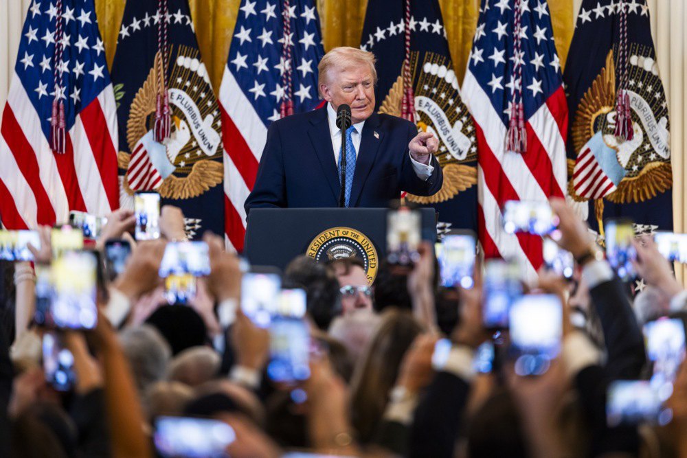 Дональд Трамп виступає у Східній кімнаті Білого дому Вашингтоні, 16 грудня 2025 року.