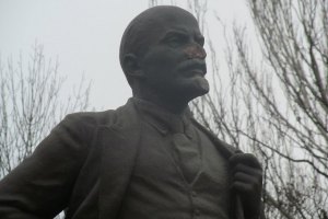 В Мелитополе изуродовали и обрисовали памятник Ленину
