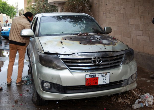 Подвергшийся нападению автомобиль французской дипмиссии в Йемене