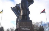 В Тернополе памятник Бандере взяли под круглосуточную охрану 