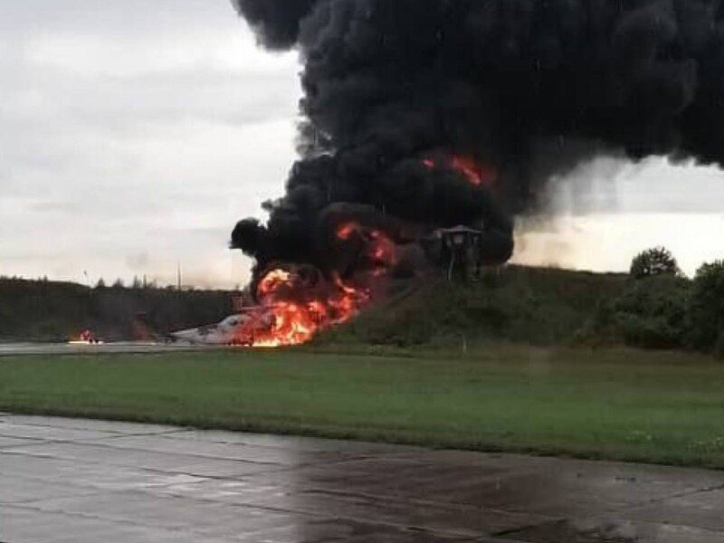 На аеродромі ‘Сольці’ згорів російський бомбардувальник Ту-22М3. За версією міноборони РФ, він ‘ушкоджений’