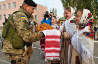 Жители Николаева встретили прибывших на ротацию морпехов, оборонявших Широкино 