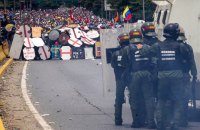 В Венесуэле протестующих разогнали слезоточивым газом, есть жертвы (Обновлено)