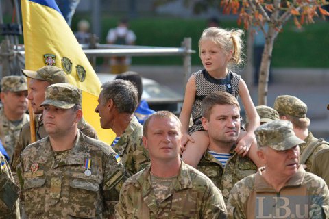 Порошенко поздравил добровольцев: "Они стали первым надежным щитом в войне с Россией"