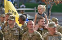 Порошенко поздравил добровольцев: "Они стали первым надежным щитом в войне с Россией"