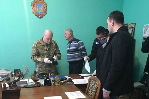 Попавшийся на взятке начальник Львовского СИЗО отделался небольшим штрафом