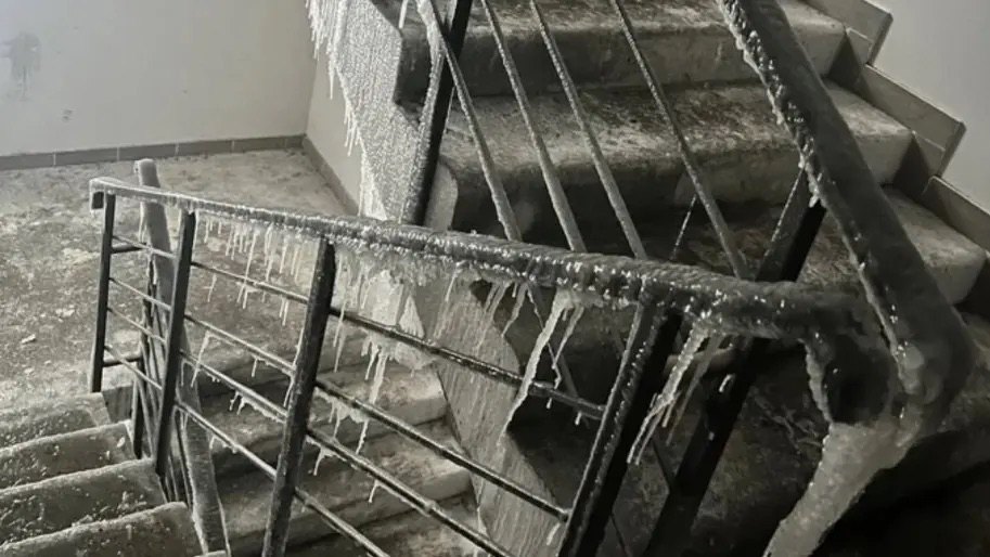 Після масованого обстрілу держави-агресора Росії 9 січня в будинок на Харківському масиві в Києві всередині й зовні вкрився бурульками.