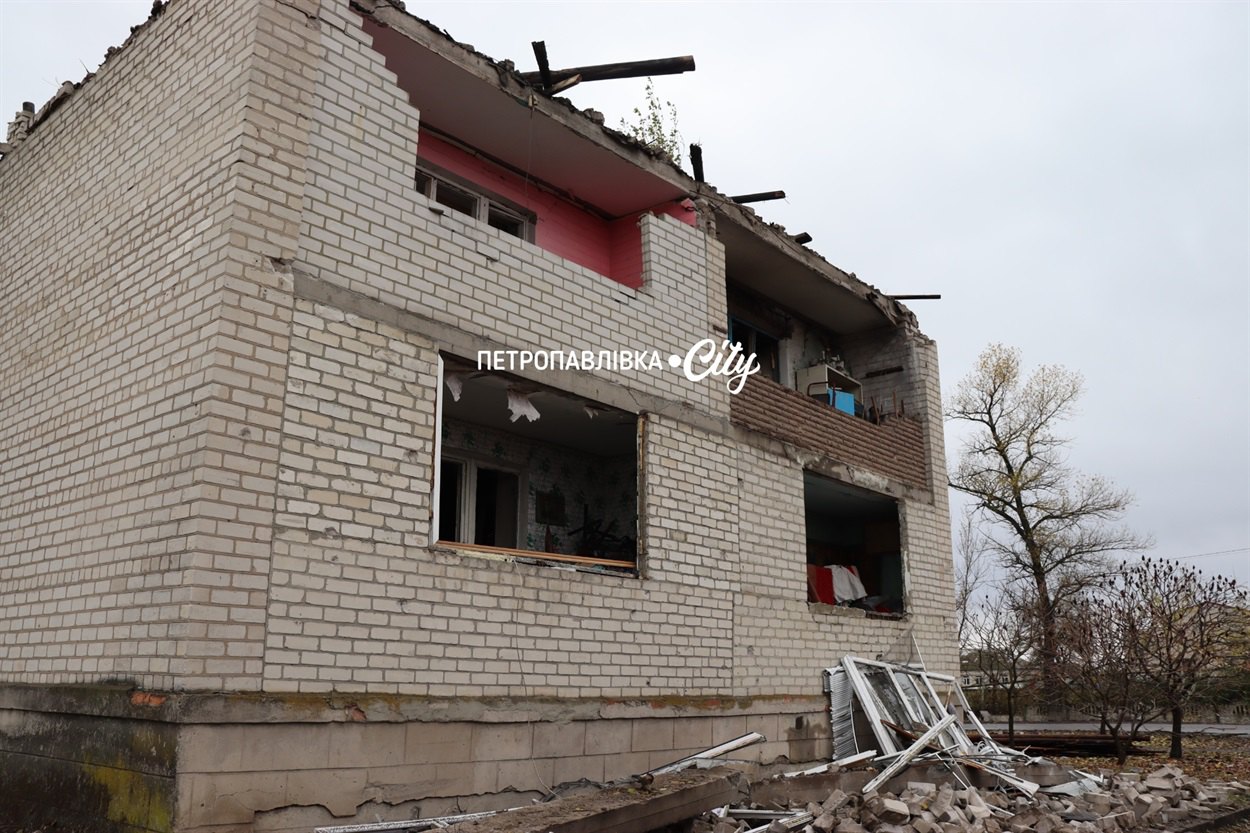 Рожевий балкон, де була квартира студентки, зруйнований після удару