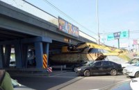 Вантажівка з екскаватором зачепила шляхопровід біля "Лівобережної" в Києві