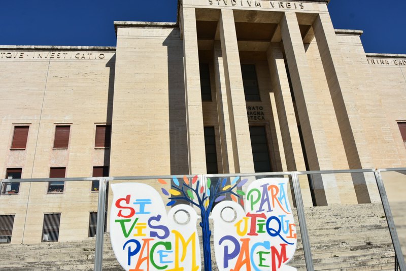 2 березня в Головному кампусі університету Сапієнца студенти та викладачі вийшли на мітинг за мир та демократію проти війни в Україні. Також встановили банер латинською с написом «Si vis pacem, para utique pacem» (хочеш миру, готуйся до миру).