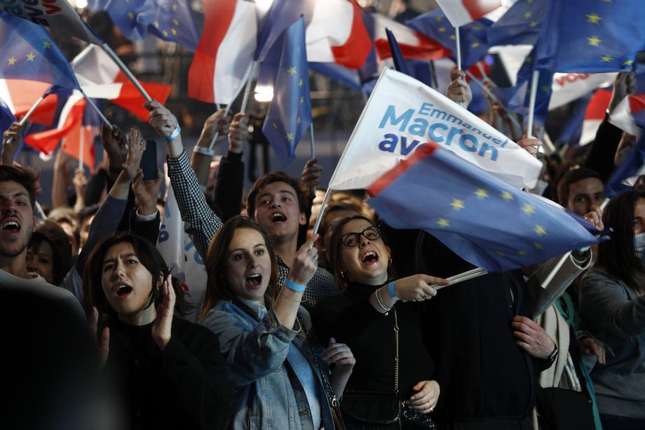 Прихильники Макрона реагують на результати першого туру президентських виборів у Парижі, 10 квітня 2022 р.