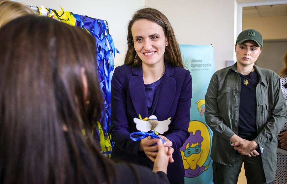 Міністерка закордонних справ Румунії Оана-Сільвія Цою під час візиту до Школи супергероїв при Національному інституті раку,
Київ, 7 серпня 2025 року. Х / Toiu Oana