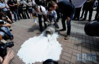 Біля Міністерства аграрної політики розлили молоко