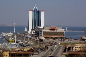 Лоцманы удачно завели в Одесский порт огромное судно 