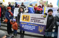 У Києві переселенці з Донбасу вийшли на протест проти "виборів" ДНР 