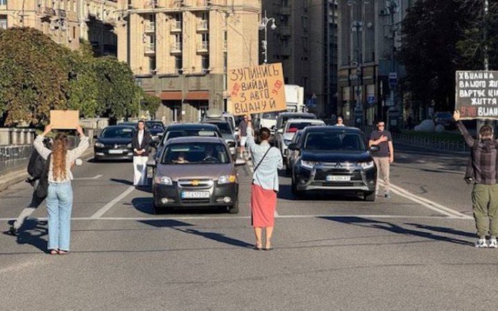 КМДА через день після заяви Ткаченка повідомила про власне рішення зупиняти рух у хвилину мовчання