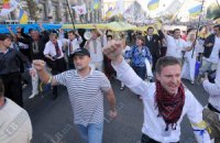 На Майдане у людей отбирают флаги и символику
