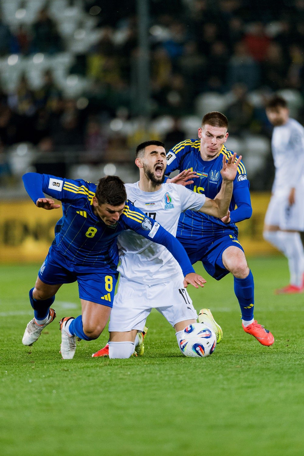 Руслан Маліновський (ліворуч) працює у відборі