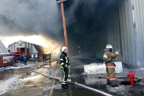 В Вишневом возник крупный пожар на складе 
