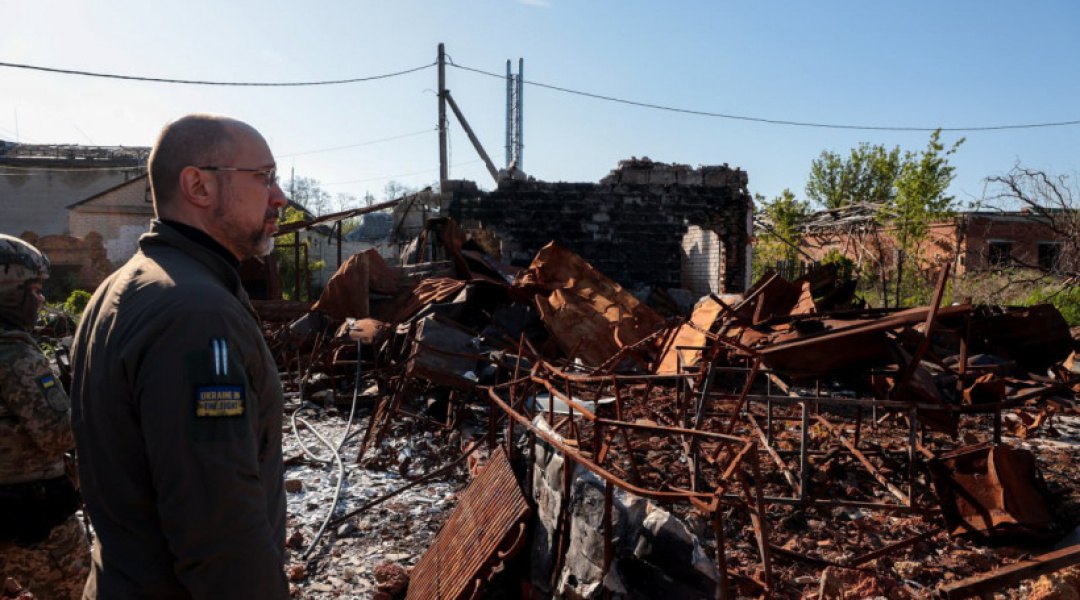 Прем’єр-міністр Денис Шмигаль під час робочої поїздки в Харківську область оглянув у селі Циркуни руйнування, спричинені російською агресією.