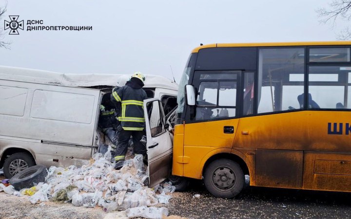 На Дніпропетровщині зіштовхнулися автобус та мінівен. Загинули 2 людини, 7 отримали травми