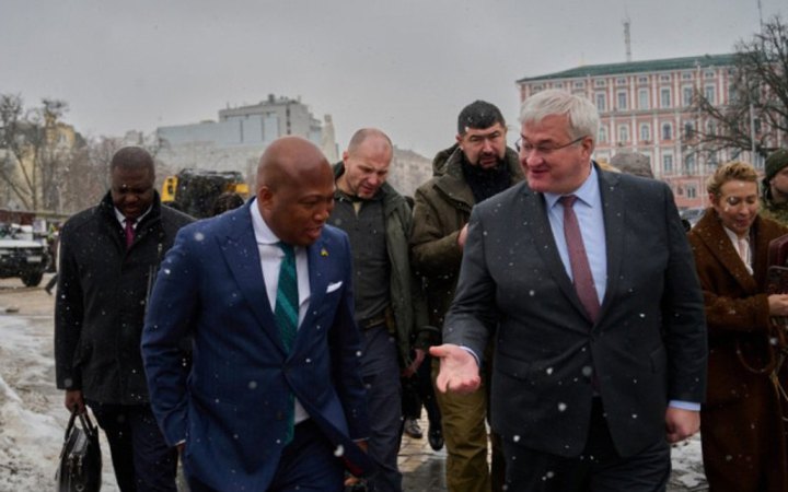 Міністр закордонних справ Гани вперше прибув із візитом в Україну