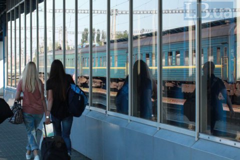 Русская девушка соблазнила попутчика и занялась приятным сексом в поезде