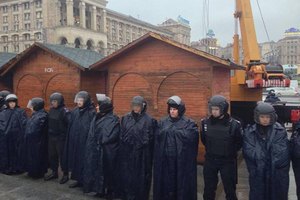 Установку елки на Майдане охраняет "Беркут"