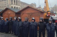 Установку елки на Майдане охраняет "Беркут"