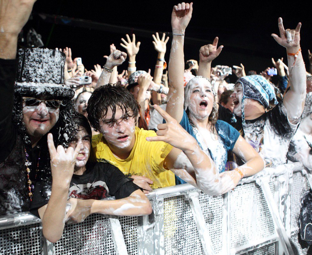 Фанати на концерті Оззі Осборна&nbsp;<i>Voodoo Music Experience</i> у Новому Орлеані, після того як він поливав їх піною, США,
30 жовтня 2010 року.