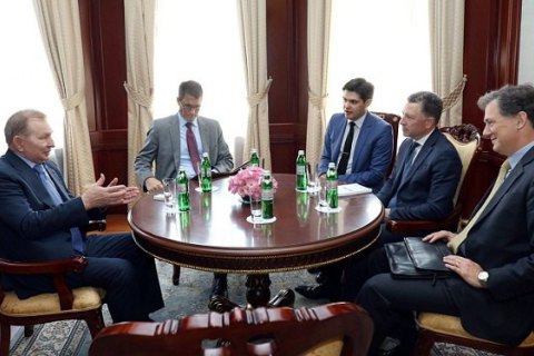 Кучма обговорив ситуацію на Донбасі із спецпредставником США Волкером