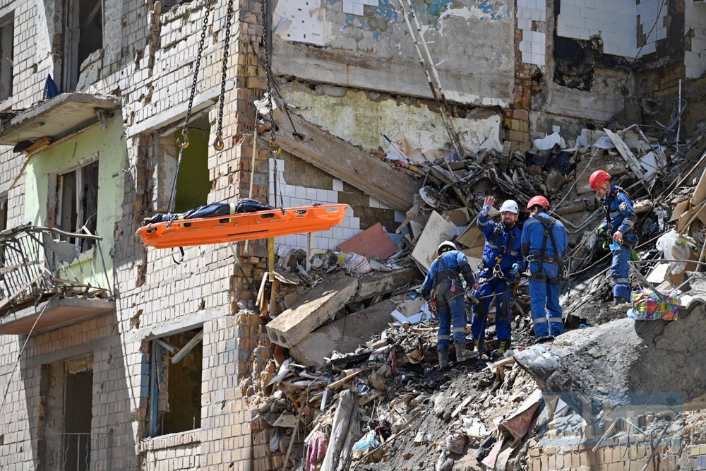 Рятувальники деблокували тіло загиблого на місці обстрілу багатоповерхівки у Шевченківському районі Києва 23 червня