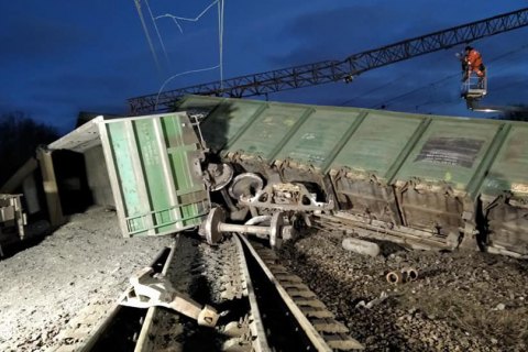 Через вчорашню аварію потяги ще запізнюватимуться до Дніпра, Запоріжжя, Миколаєва і Маріуполя