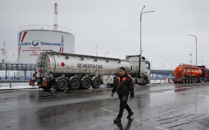 Reuters: ціни на нафту дещо падають, санкції ЄС проти Росії будуть малоефективними