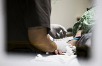 У Житомирській лікарні неповнолітню дівчину прив’язували до ліжка, били по обличчю та душили подушкою – омбудсман