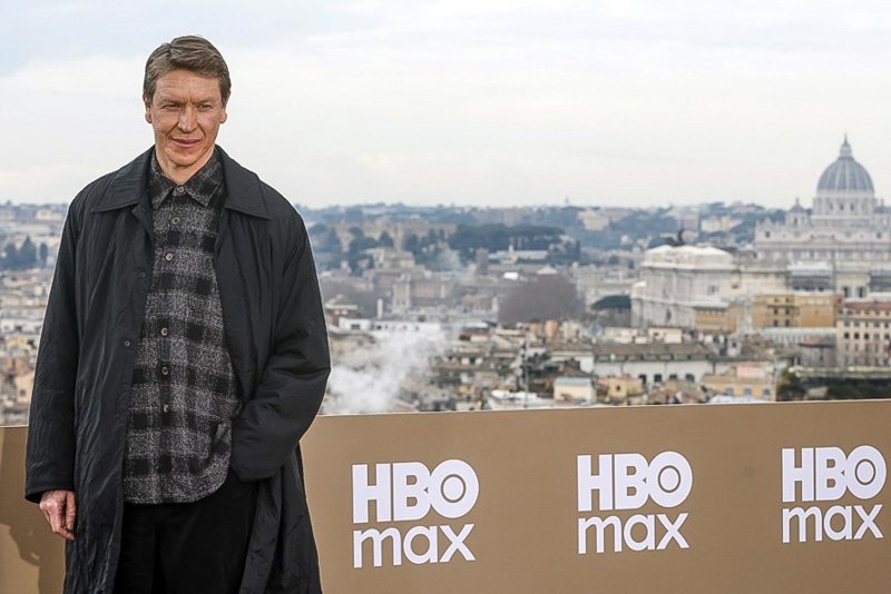 Сем Спруелл позує під час фотоконференції