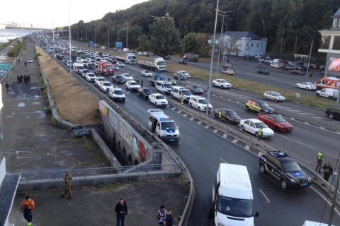 Рух по мосту Метро в Києві повністю відновлено